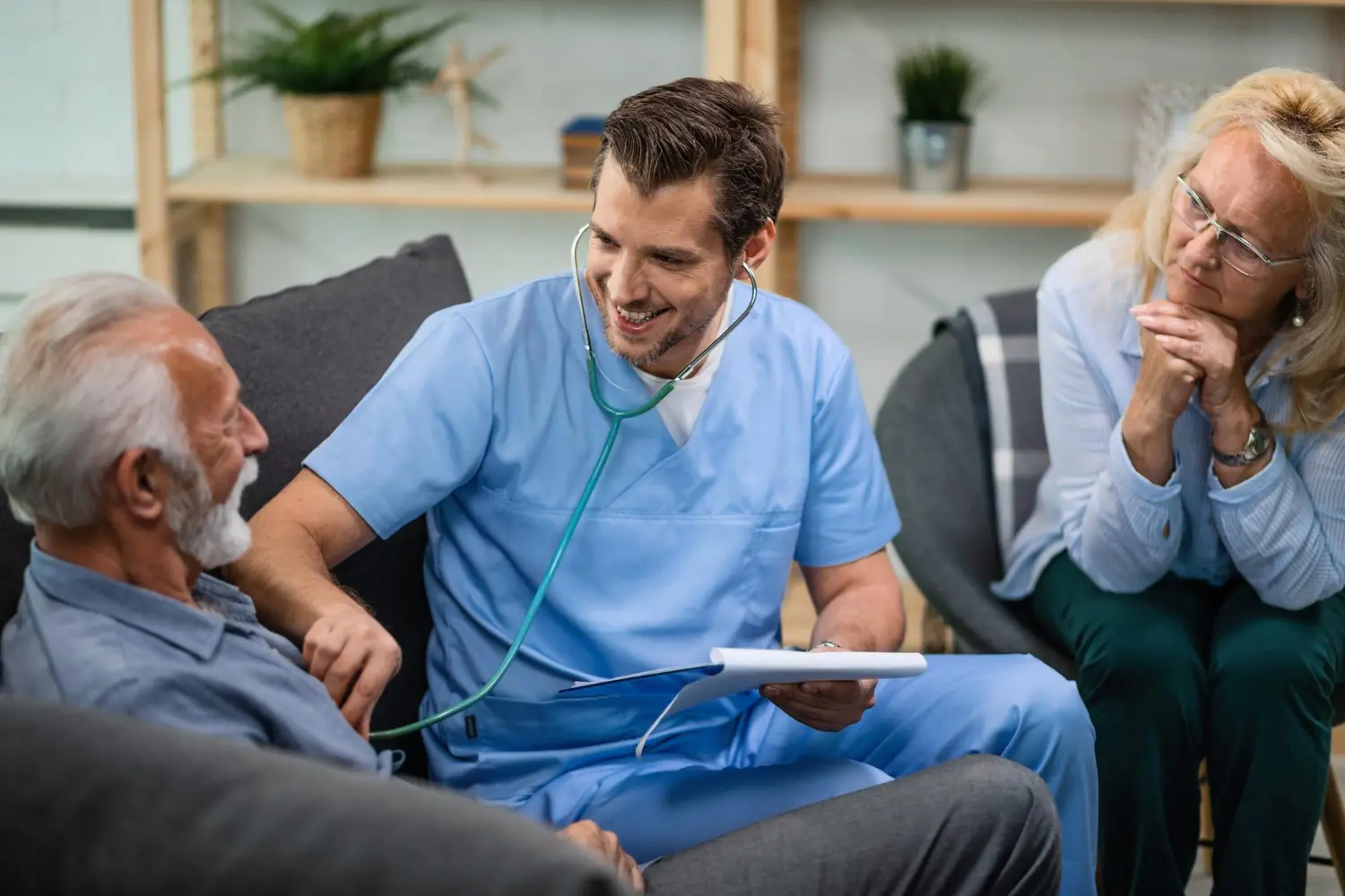 Pflegekraft bespricht mit einem älteren Patienten die Versorgung nach einem Krankenhausaufenthalt zu Hause in Hamburg