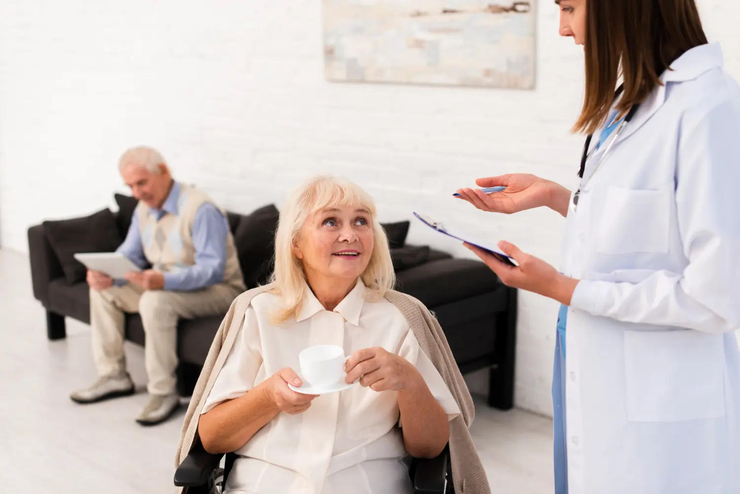 Seniorin und Angehörige besprechen die ambulante Versorgung nach der Krankenhausentlassung