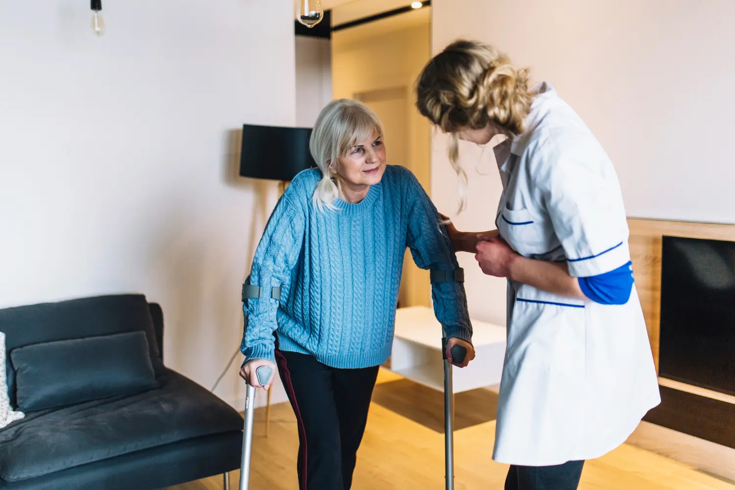 Pflegekraft bereitet medizinisches Material für die Versorgung eines Patienten nach dem Krankenhausaufenthalt vor
