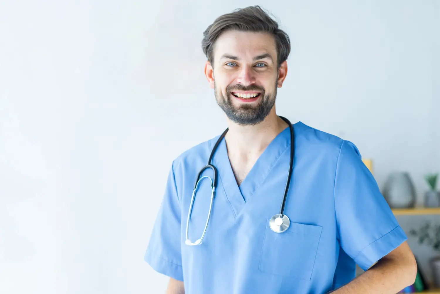Pflegekraft und Angehörige im persönlichen Austausch über die Betreuung einer älteren Patientin